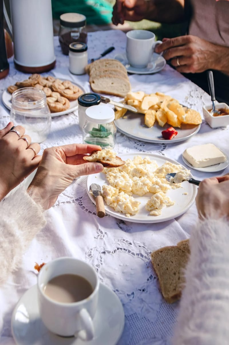 Desayuno casero servido en la mesa, compartido entre huéspedes